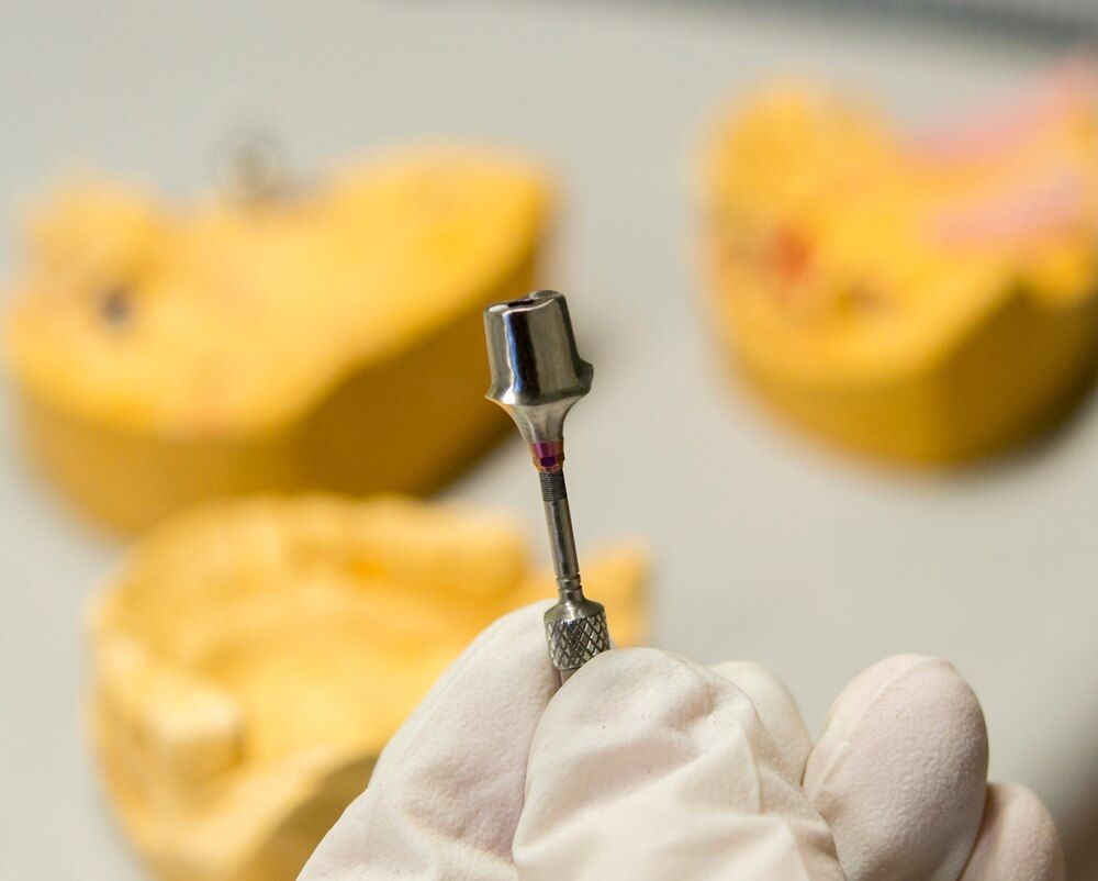 готовый абатмент из медицинского титана на инструменте